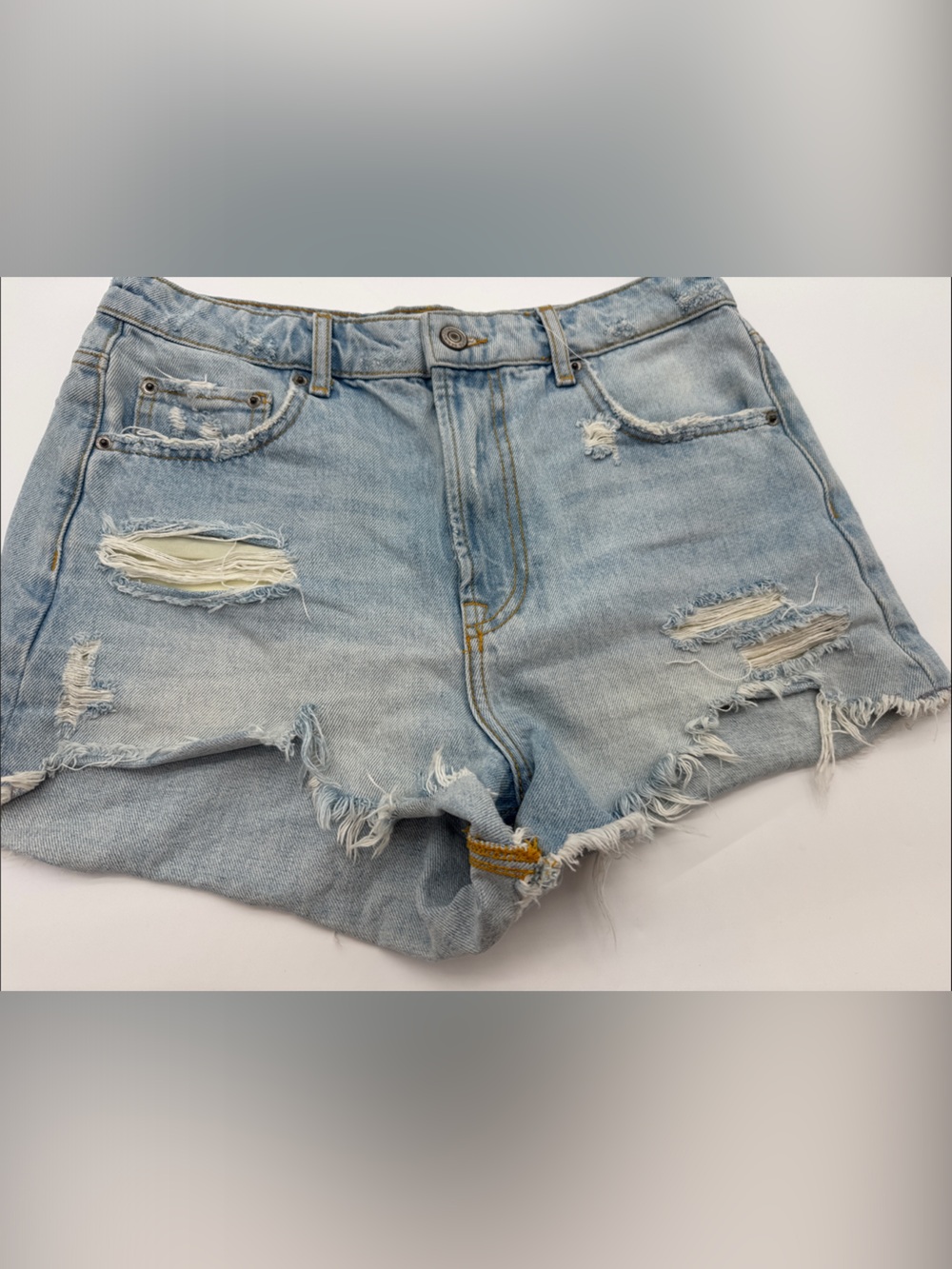 Zara women’s 6 light Wash Distressed Denim Shorts